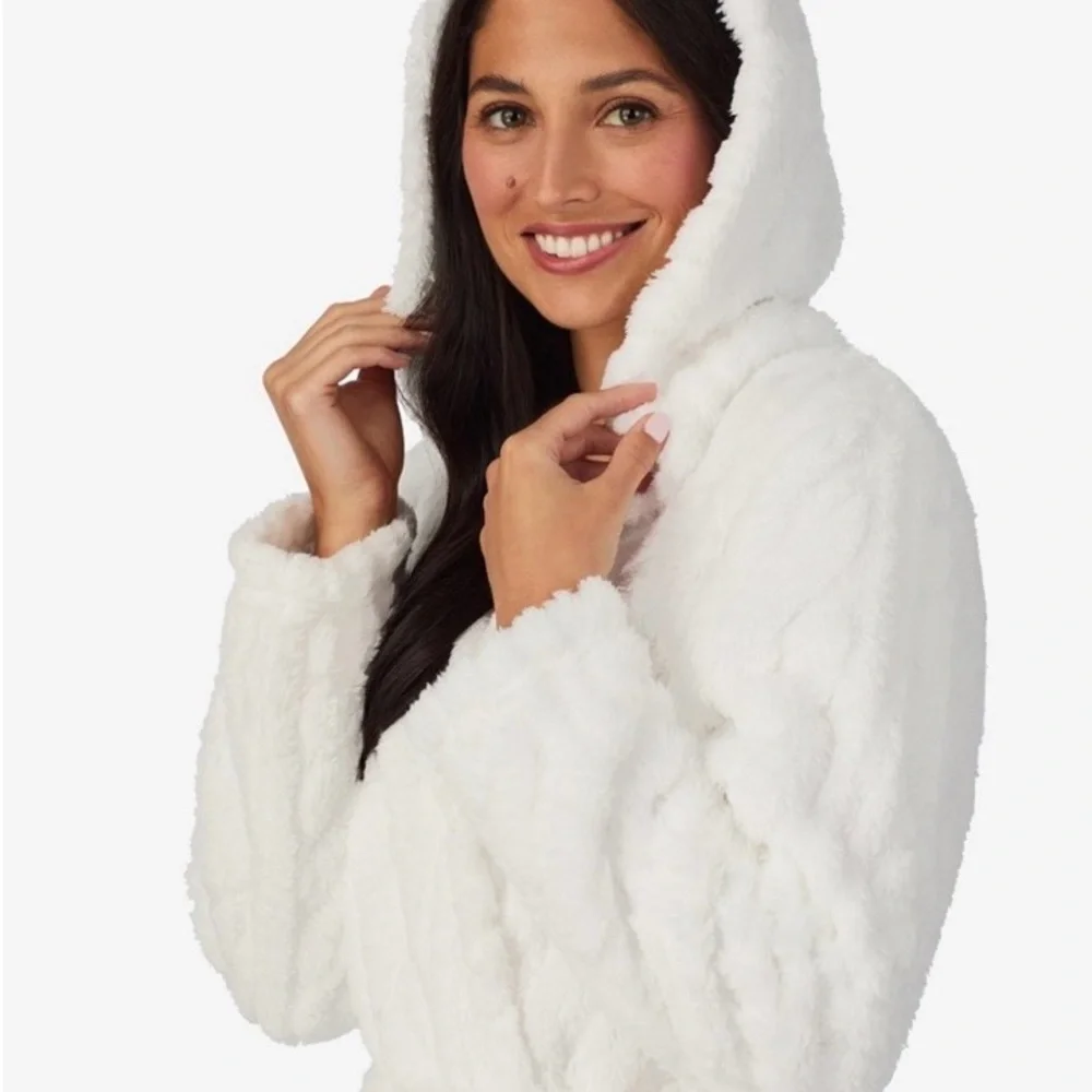 Cuddl Duds Cozy White Plush Robe D1